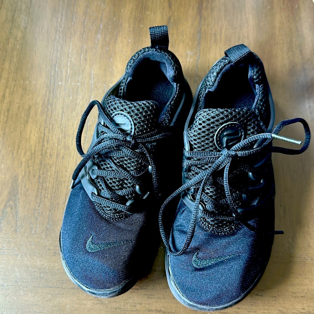 Nike Presto Triple Black PS Unisex shoe Size 1Y Black 844766-003 Preowned